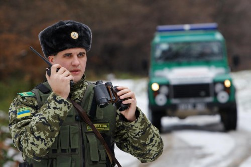 Armed Russians detained at Ukrainian border ~~