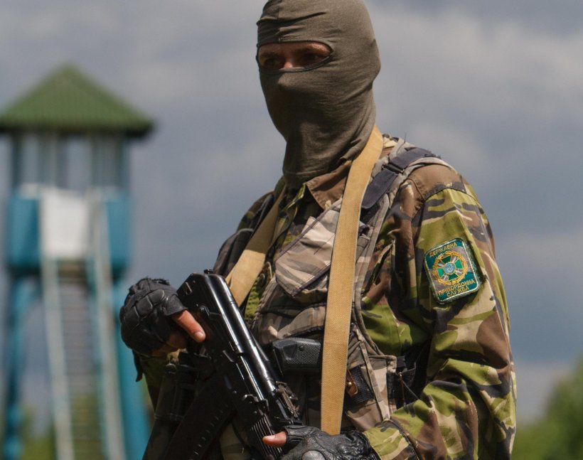 Прикордонники разом з військовими надали допомогу мобільній групі фіскальної служби, яка потрапила під обстріл терористів