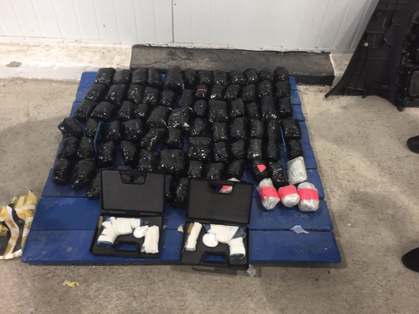 (ВІДЕО) У пункті пропуску «Гоптівка» службова собака Белла винюхала приховані в машині наркотики та зброю