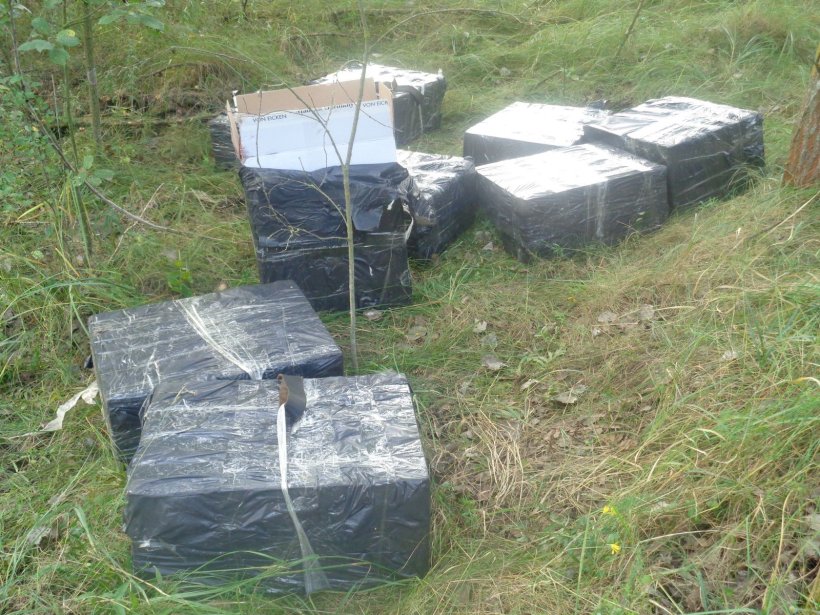 Прикордонники затримали чотирьох українців, які несли 5 тисяч пачок сигарет із Білорусі