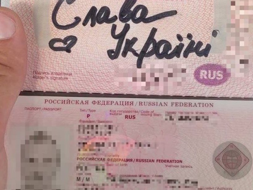 Росіянин прикрасив свій паспорт написом «Слава Україні» та сердечком      