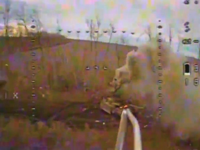 (ВІДЕО) На Луганщині прикордонники спалили танк і 14 автомобілів окупантів